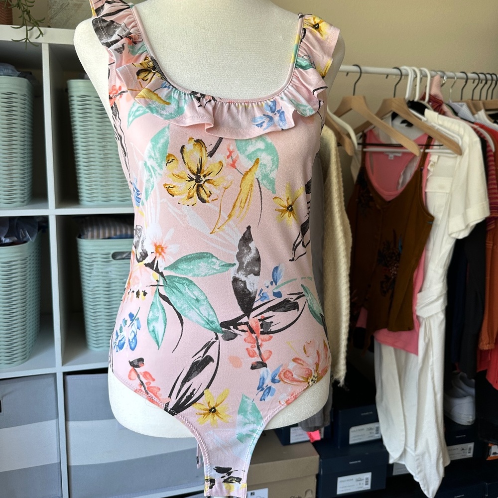 BCBGeneration | Aloha Ruffled pink floral bodysuit size Small              G3065